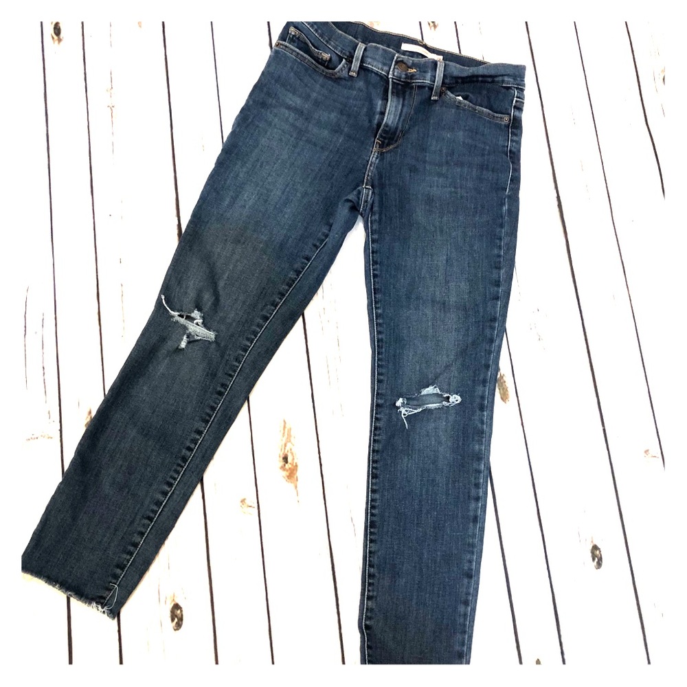Levi’s slimming skinny, size 28